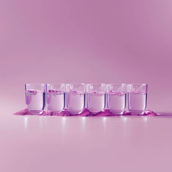 女人一天八杯水時間表，以女人一天八杯水時間表為主題，用簡潔明了的設計風格呈現，包含不同時間段飲水場景，突出健康生活理念，信息清晰易讀