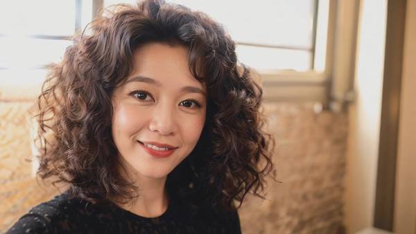 圓臉適合哪種卷發(fā)，圓臉福音最顯瘦卷發(fā)類型全解析