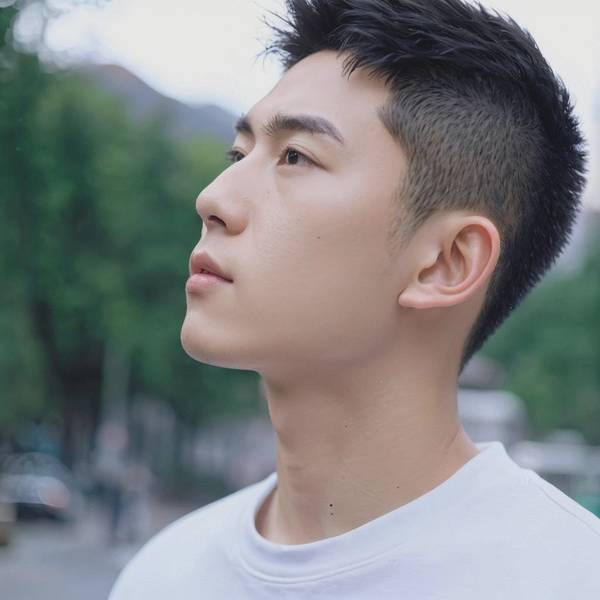 不燙不染男生自然發(fā)型，蓬松清爽露額短發(fā)，重塑陽光校草少年感