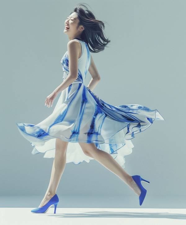 連衣裙配什么鞋子好看，輕靈漫步：連衣裙與各類鞋履的時尚搭配指南