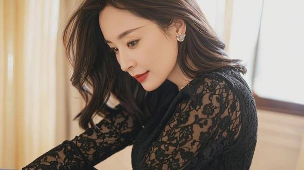 黑色蕾絲連衣裙搭配什么鞋子，25款優雅鞋履搭配黑色蕾絲連衣裙全指南