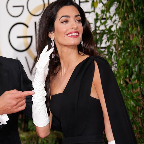 阿邁勒-克魯尼 (Amal Clooney) 身著流蘇耳飾現(xiàn)身金球獎(jiǎng)?lì)C獎(jiǎng)典禮